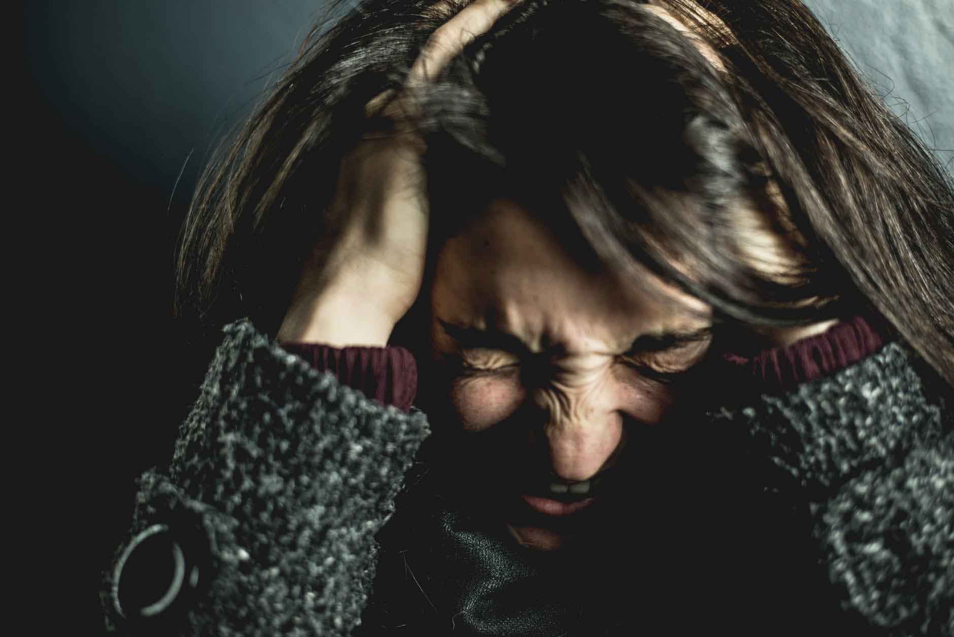 Ansia, stress e attacchi di panico: sintomi e rimedi per combatterli